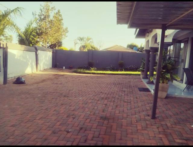 4 BEDROOM HOUSE FOR SALE IN SHAYANDIMA
